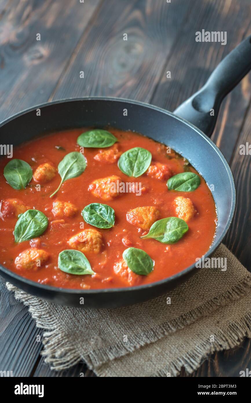Tomatensuppe mit Fleischklößchen Stockfoto
