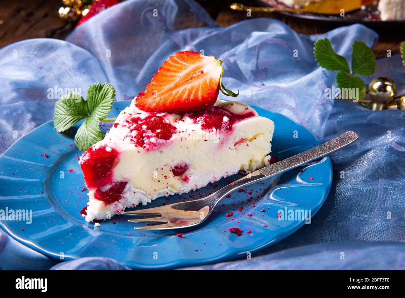 Schöne und leckere Käsekuchen ohne Backen mit Erdbeeren Stockfoto