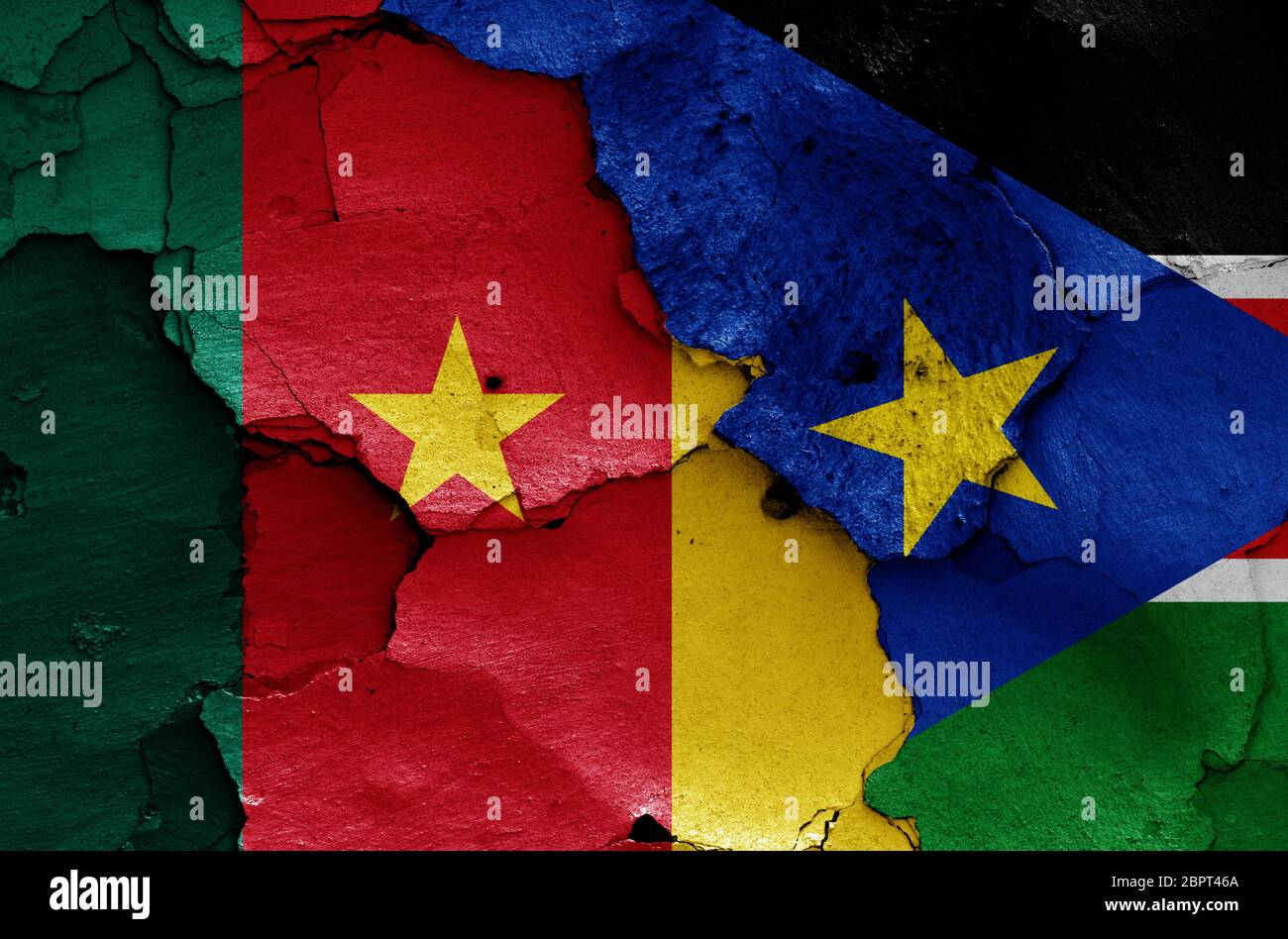 Flaggen von Kamerun und Südsudan auf rissige Wand gemalt Stockfoto