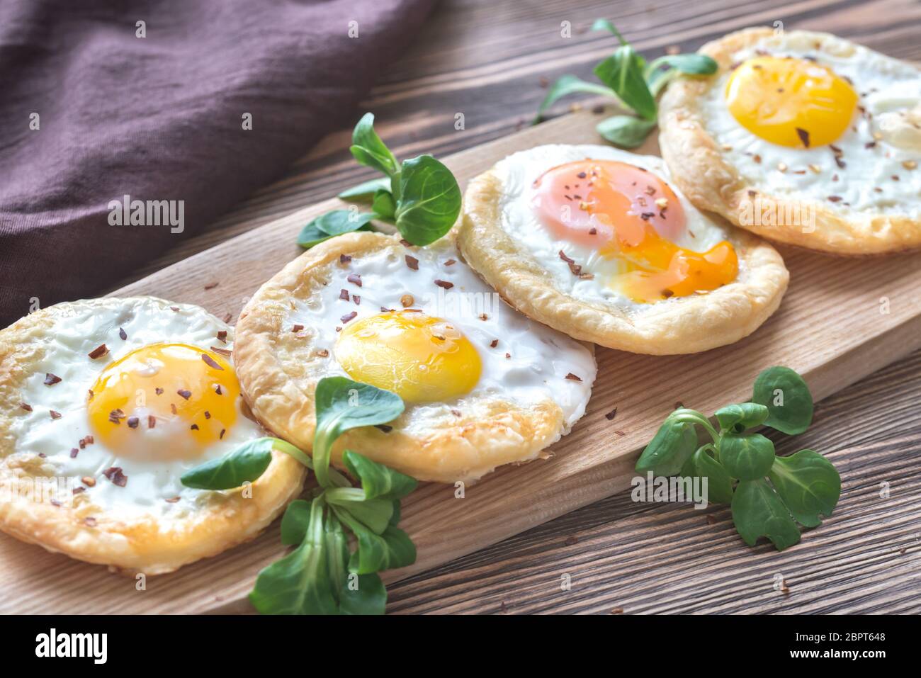 Gebackene Eier in Blätterteig auf das Holzbrett Stockfoto