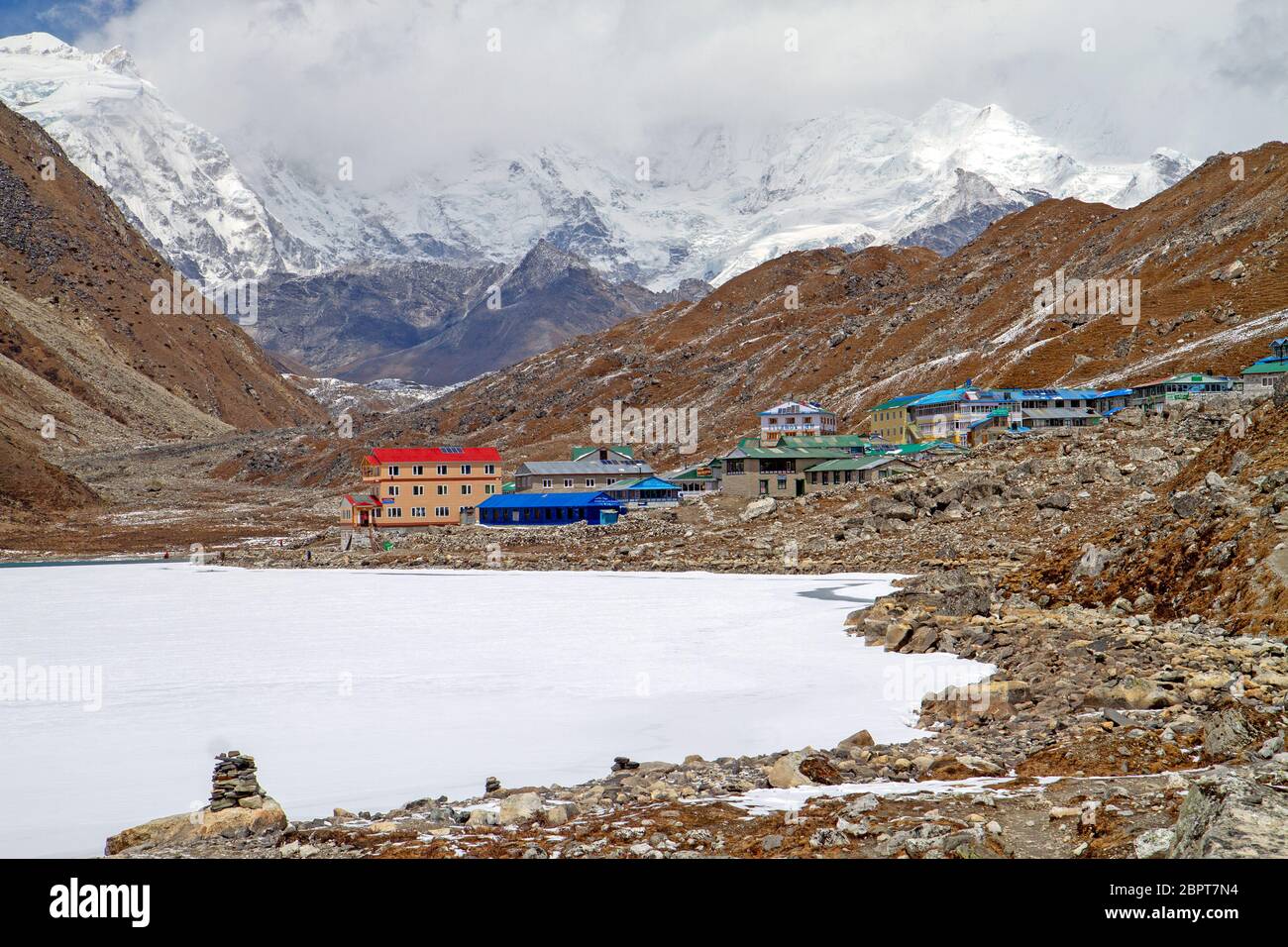 Gokyo Dorf und Cho Oyu Stockfoto