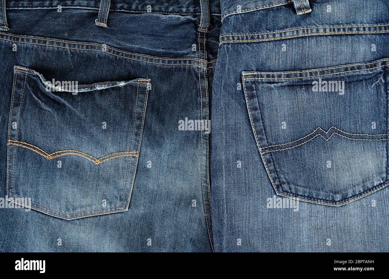 Blau klassische Jeans in einer Reihe gefaltet, Tasche auf der Rückseite Stockfoto