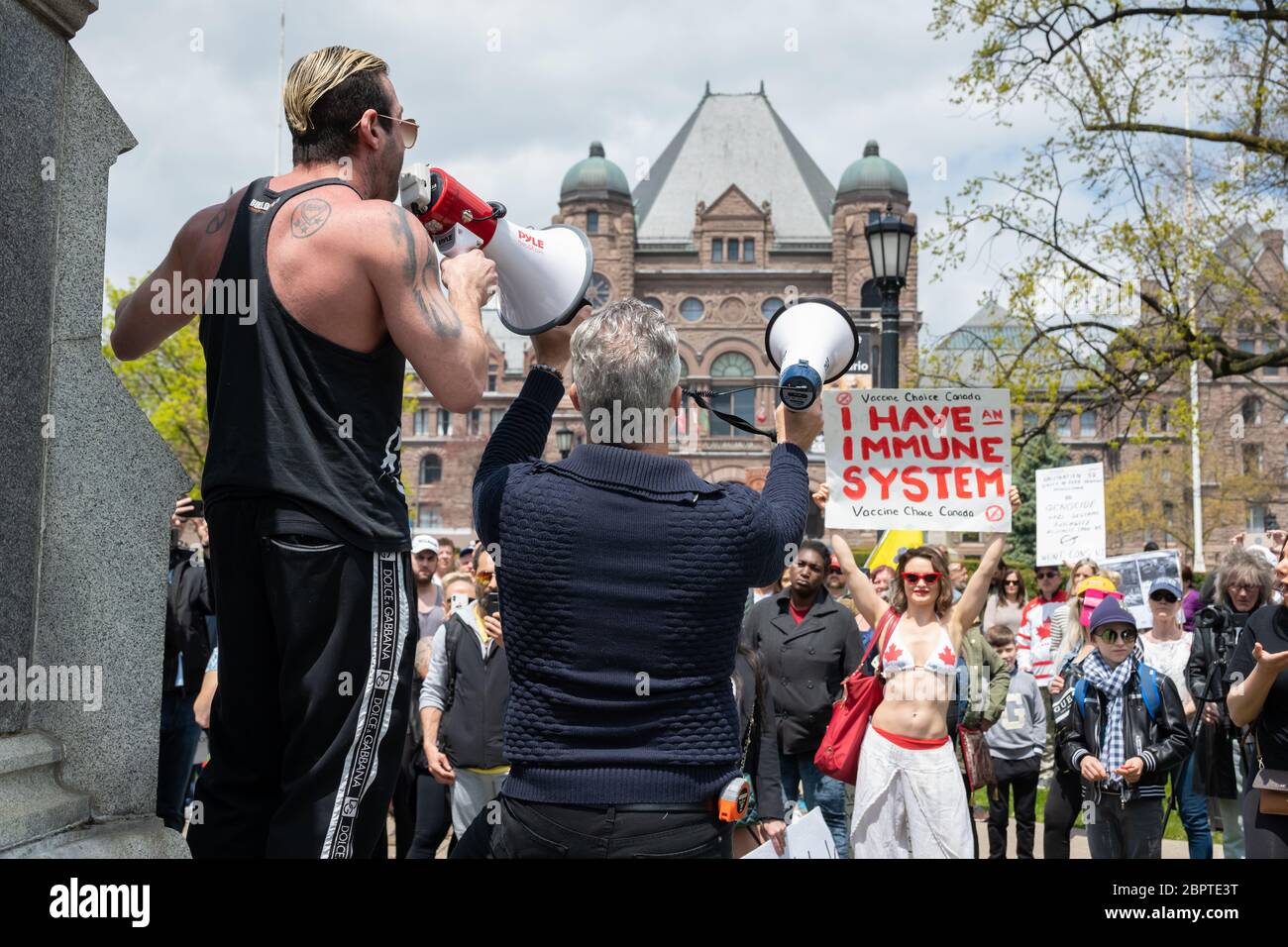 Die Demonstranten fordern ein Ende der COVID-19-Abschaltung bei der Ontario Legislative Assembly im Queen's Park in Toronto. Stockfoto