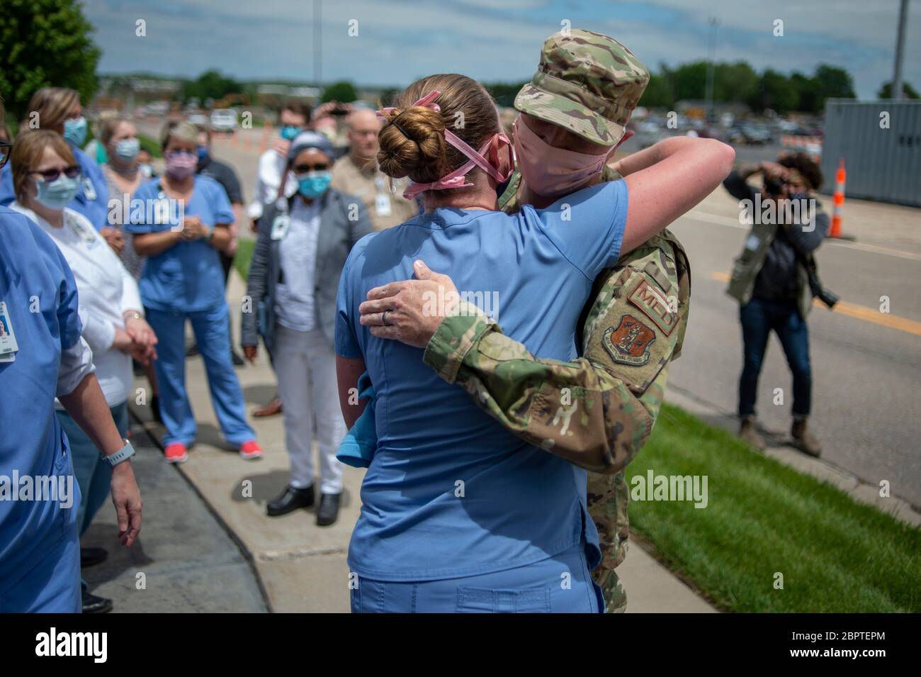 Manhattan, Kansas, USA. Mai 2020. Senior Master Sergeant WALLY BRANNNEN umarmt am Dienstag einen Mitarbeiter im Gesundheitswesen vor dem Ascension Via Christi Hospital. Der 190. Luftbetankungsflügel der Kansas Air National Guard flog um 13:13 Uhr über Manhattan, KS, um Gesundheitsarbeiter, Ersthelfer und andere Frontmitarbeiter im Kampf gegen COVID-19 zu begrüßen. Die Operation Kansas Strong startete in Emporia, KS, und flog über Manhattan, Lawrence und Topeka, KS. Kredit: Luke Townsend/ZUMA Wire/Alamy Live News Stockfoto