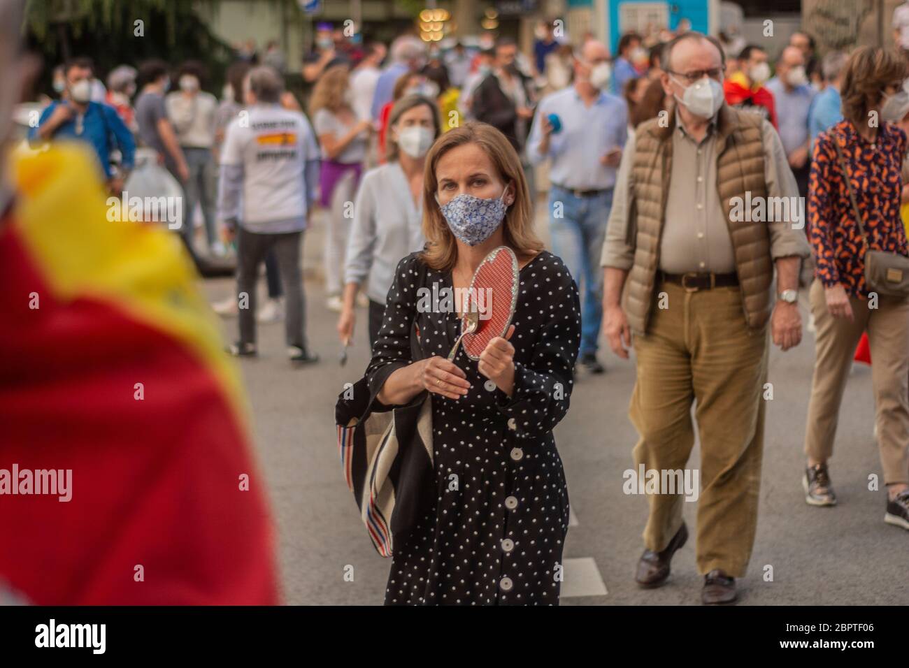 Madrid, Spanien.19. Mai 2020. Mehrere hundert Menschen haben den zentralen Paseo de la Habana in Madrid abgeschnitten, um gegen die Regierung Pedro Sánchez vorzugehen. Viele der Demonstranten trugen Masken und einige sogar Handschuhe, aber angesichts der Menschenmenge war es unmöglich, die vom Gesundheitsministerium empfohlene soziale Distanz zu respektieren, um die Ausbreitung der Pandemie zu verhindern. Alberto Sibaja Ramírez/Alamy Live News Stockfoto