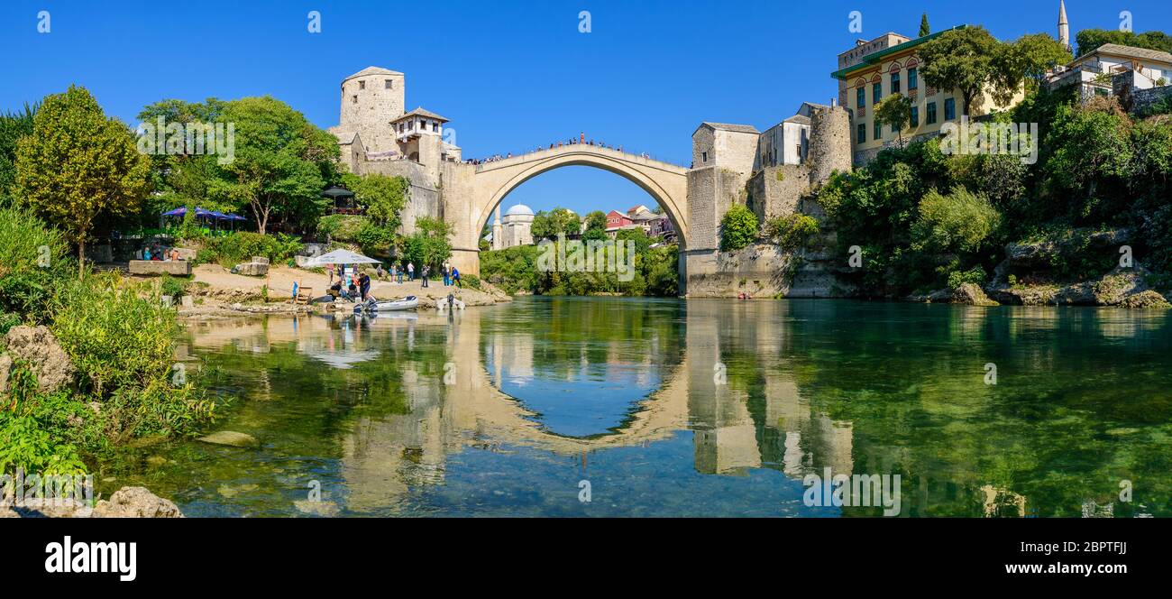 Panorama der Mostar Brücke, einer osmanischen Brücke in Mostar, Bosnien und Herzegowina Stockfoto
