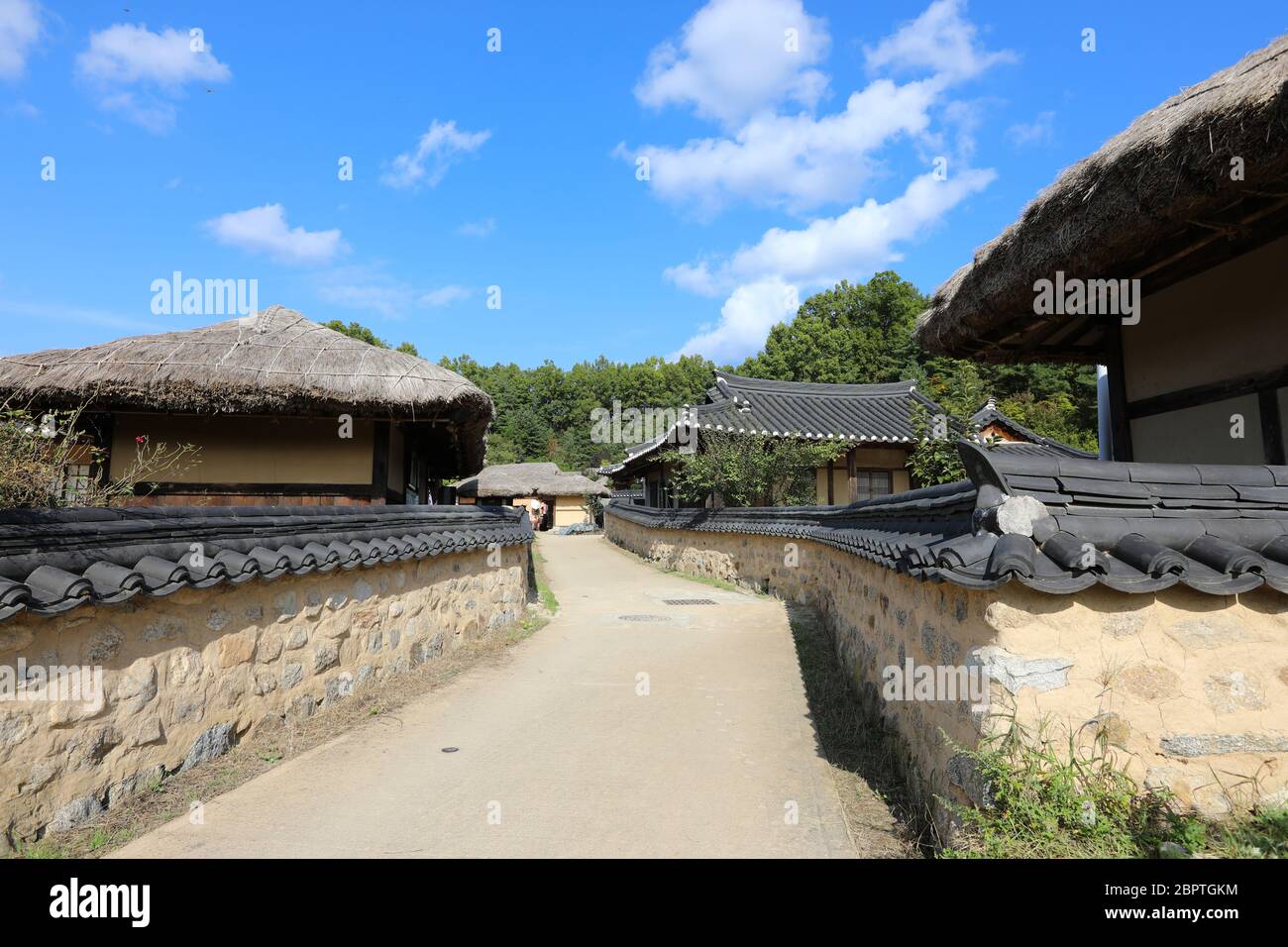 Koreanische traditionelle Dorf und Steinmauer Straße. Mooseom Folk Village, Youngju, Südkorea Stockfoto