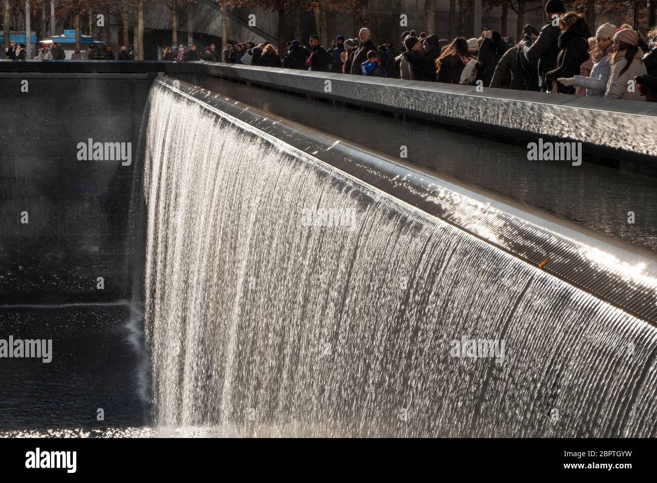 Besucher im Memorial Pool des World Trade Center, Lower Manhattan. NYC. /19 Stockfoto