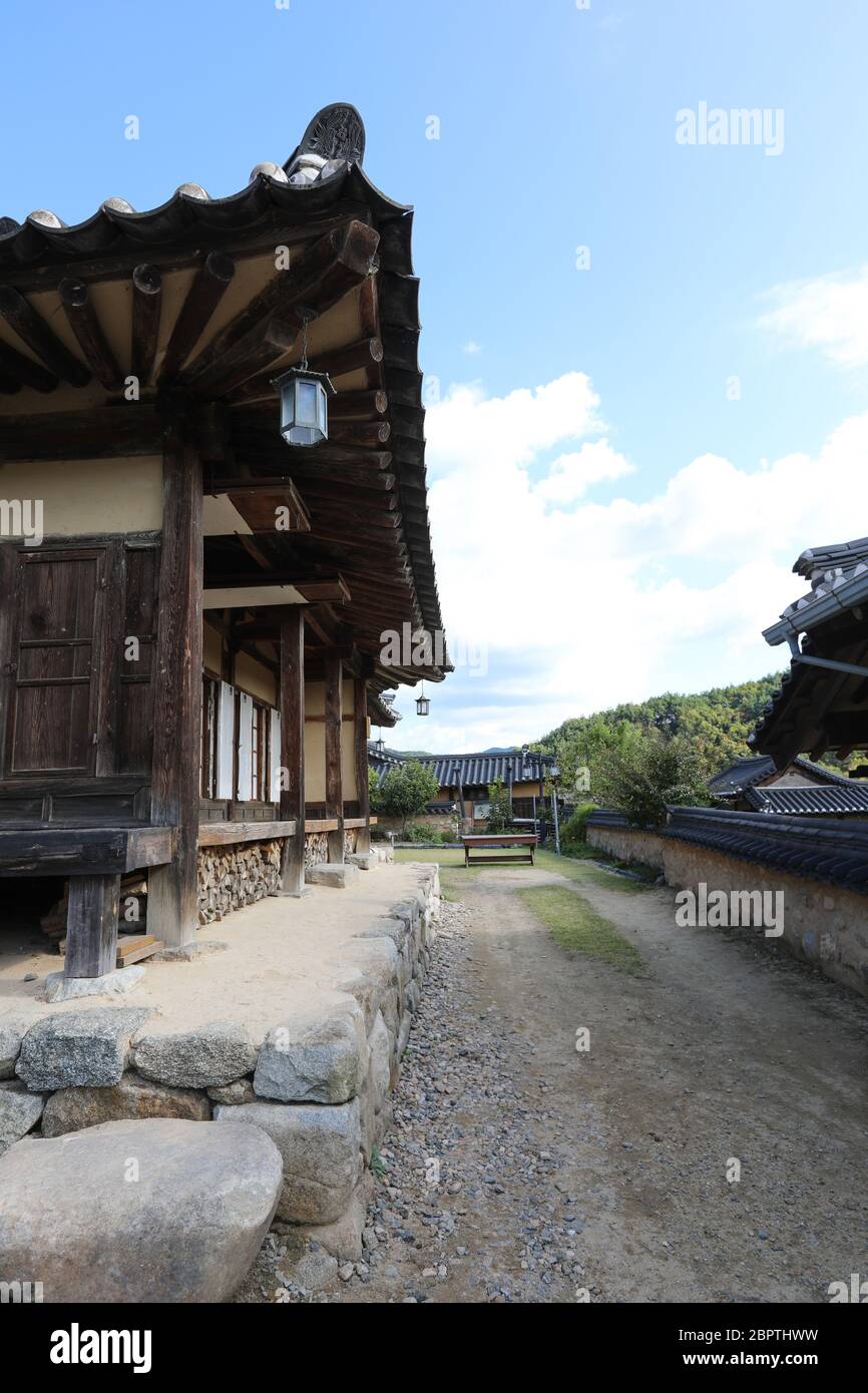 Koreanische traditionelle Hauslandschaft. Mooseom Folk Village, Youngju, Südkorea Stockfoto