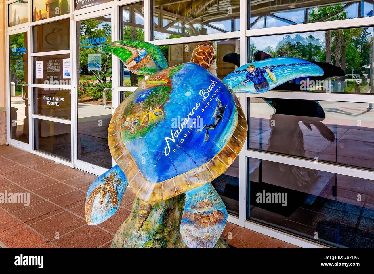 Eine Skulptur einer Meeresschildkröte wirbt für den Navarre Beach im Florida Welcome Center auf der Interstate 10, 16. Mai 2020, in Pensacola, Florida. Stockfoto