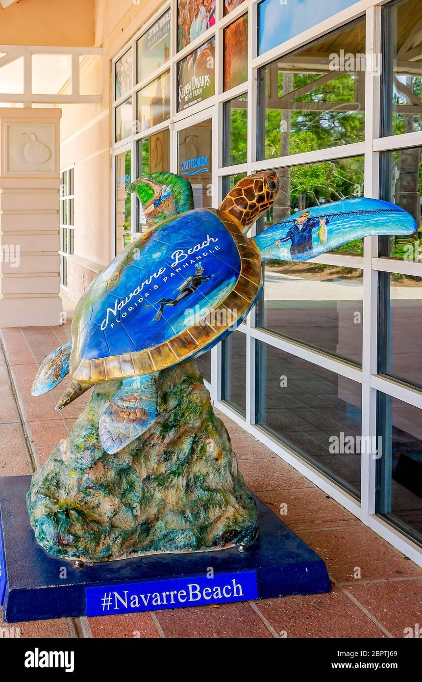 Eine Skulptur einer Meeresschildkröte wirbt für den Navarre Beach im Florida Welcome Center auf der Interstate 10, 16. Mai 2020, in Pensacola, Florida. Stockfoto