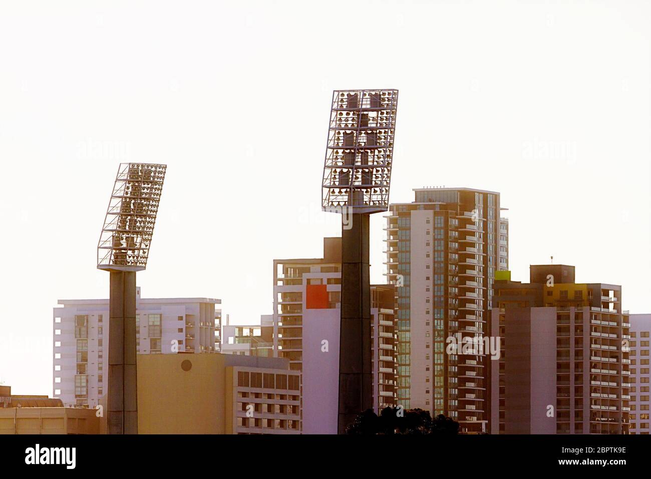 Lichter des Perth WACEin Cricket-Ground mit Stadtgebäuden im Hintergrund Stockfoto