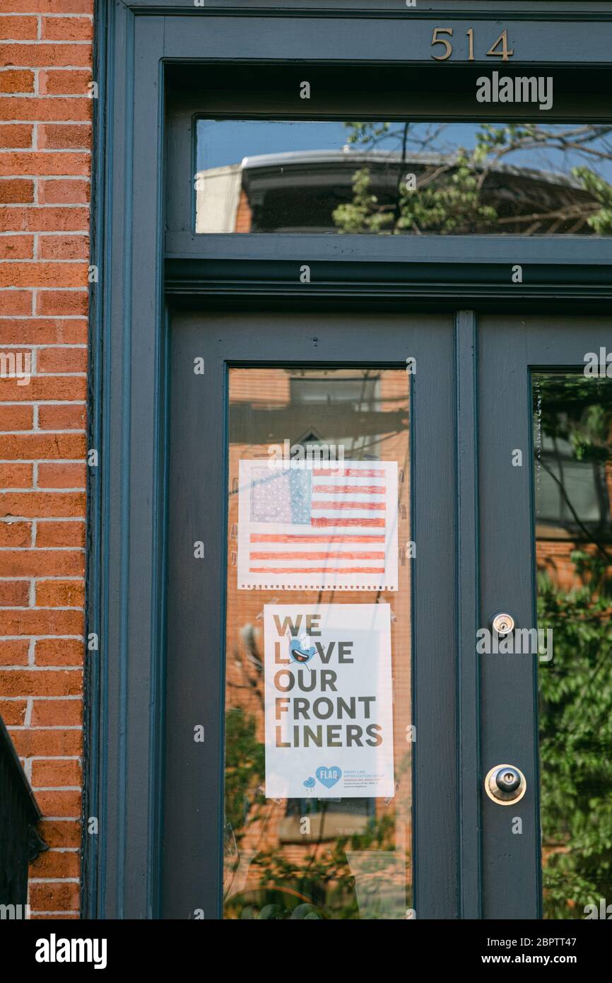 Hoboken, NJ, USA - 4. Mai 2020 : Melden Sie sich an einem Wohnhaus, das den Frontlinern, Ersthelfern und Gesundheitsarbeitern und den Mitarbeitern der S Stockfoto