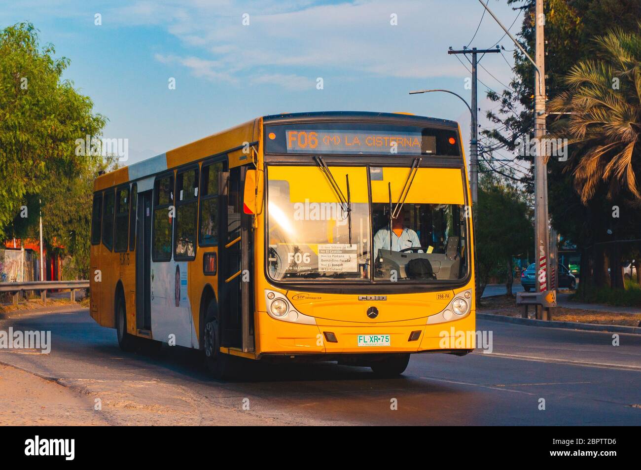 SANTIAGO, CHILE - FEBRUAR 2017: Ein Transantiago - Red Movilidad Bus in Puente Alto Stockfoto