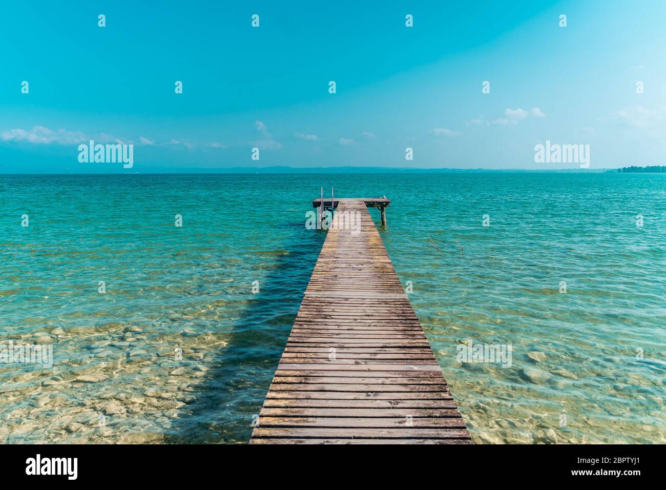 Holzsteg für Boote auf dem hellblauen Meer an einem wunderschönen sommertag Stockfoto