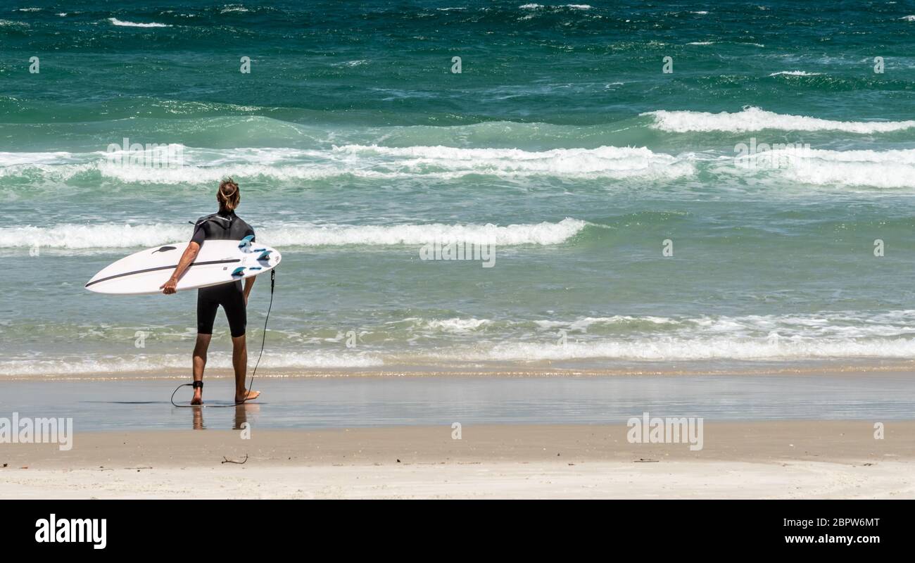 Surfer am Strand im Light House Point Park in Ponce Inlet, Florida, zwischen Daytona Beach und New Smyrna Beach. (USA) Stockfoto
