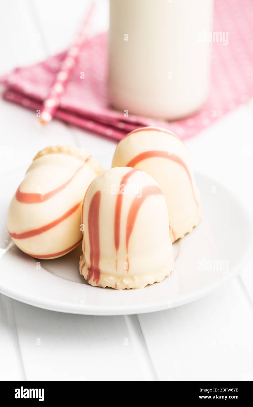 Süßes Schaumdessert. Marshmallow mit Erdbeereier auf weißem Teller bedeckt. Stockfoto