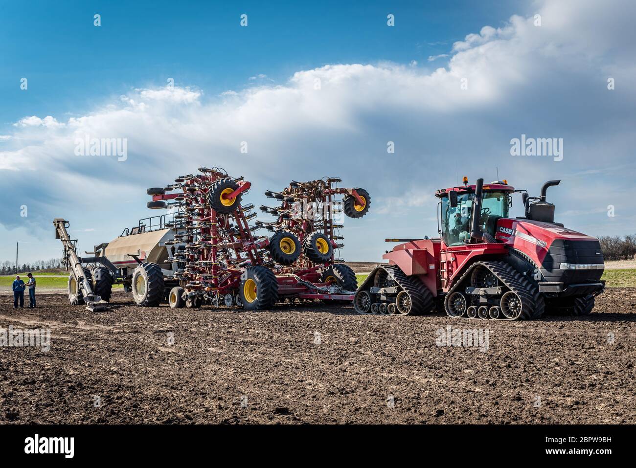 Swift Current, SK/Kanada - 15. Mai 2020: Beratung von Landwirten nach dem Verladen von Saatgut und Dünger in die Bourgault-Sämaschine in Saskatchewan, Kanada Stockfoto