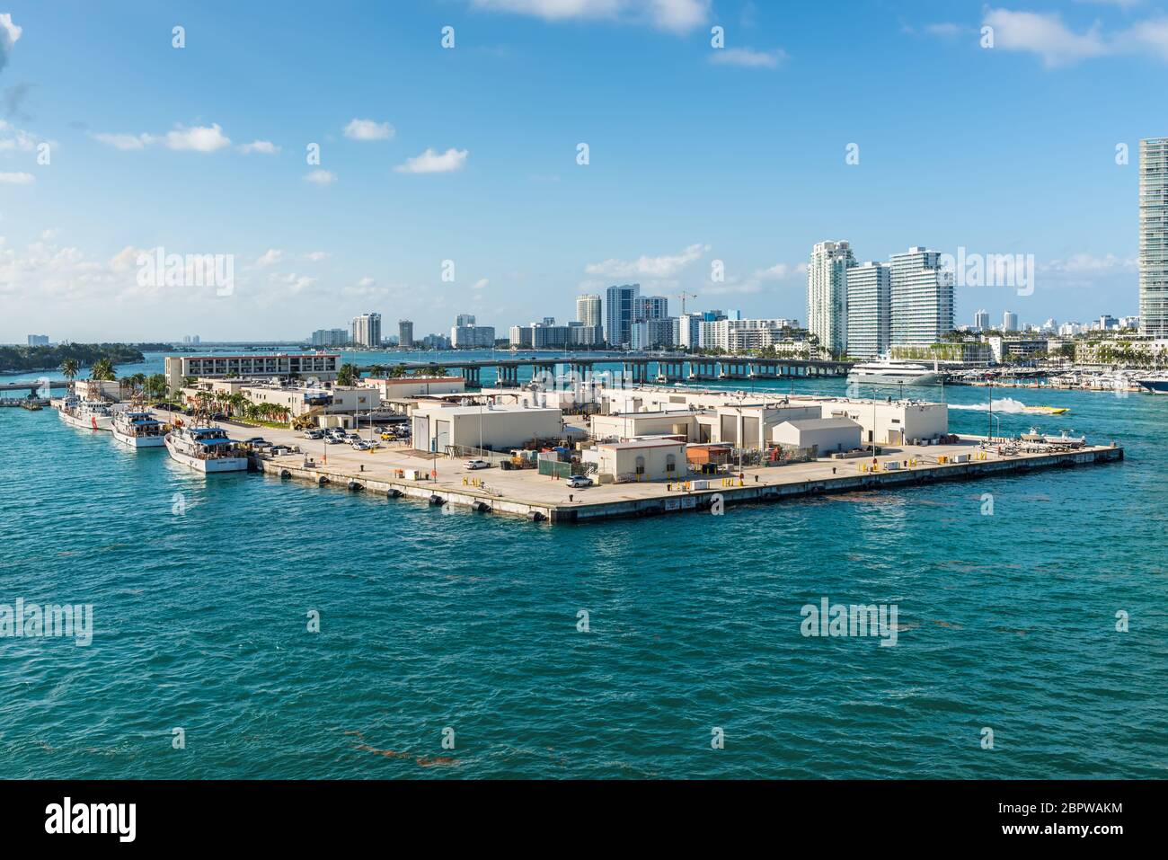 Miami, FL, Vereinigte Staaten - 28. April 2019: Termian Insel Blick vom Kreuzfahrtschiff in Biscayne Bay, Miami, Florida, Vereinigte Staaten von Amerika. Stockfoto