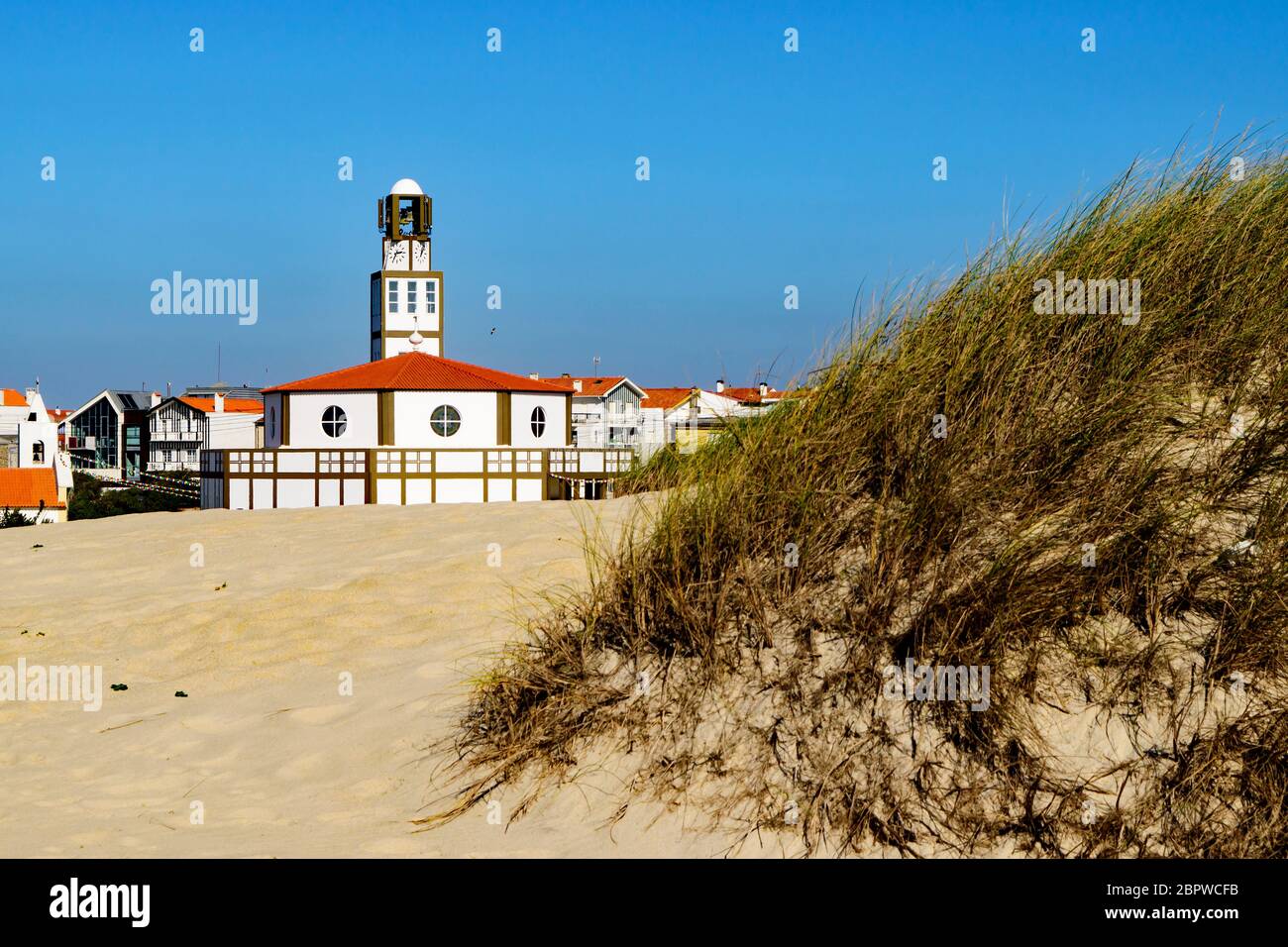 Kirche der Muttergottes der Gesundheit am Strand von Costa Nova, Portugal Stockfoto