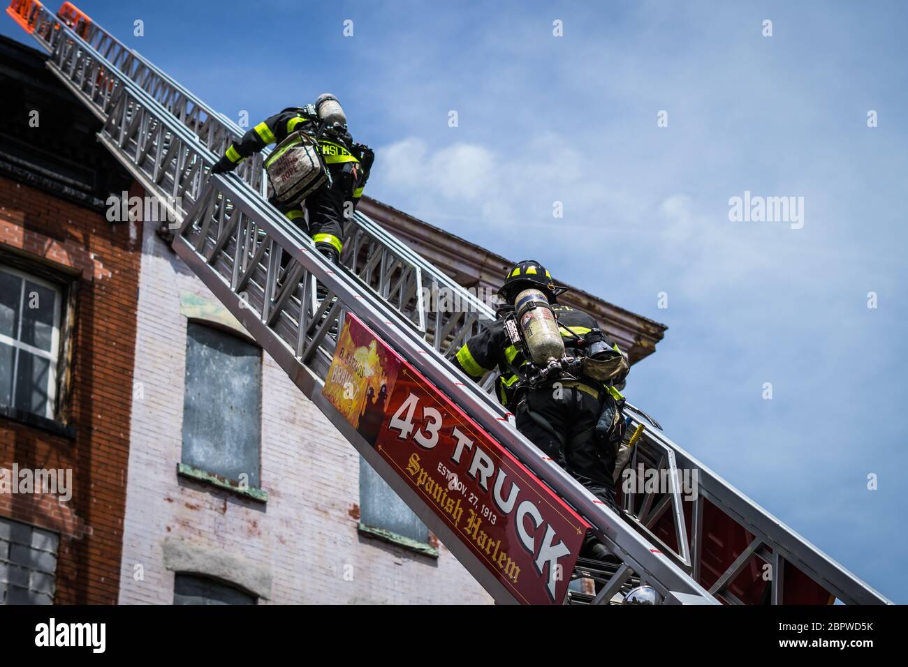 FDNY reagieren auf ein Feuer in 1980 3. Ave in Spanish Harlem. Feuer im ersten Stock eines vierstöckigen Gebäudes. Stockfoto