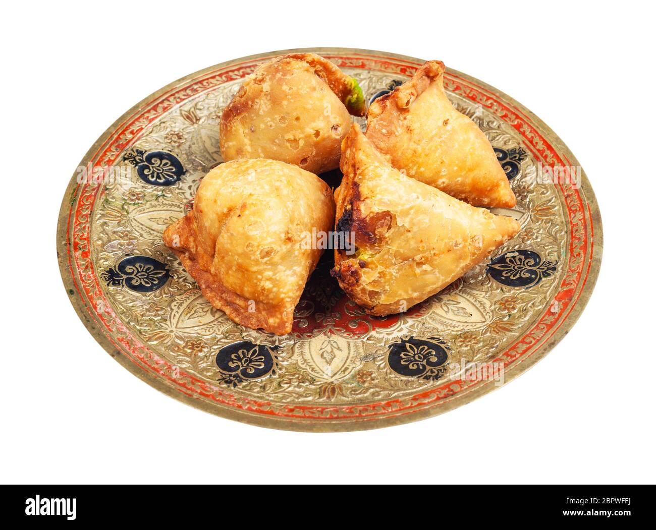 Indische Küche: Eine Portion Keema Samosas (gebratenes, herzhaftes Gebäck, gefüllt mit Fleisch und Gemüse) auf Messingplatte, isoliert auf weißem Hintergrund Stockfoto