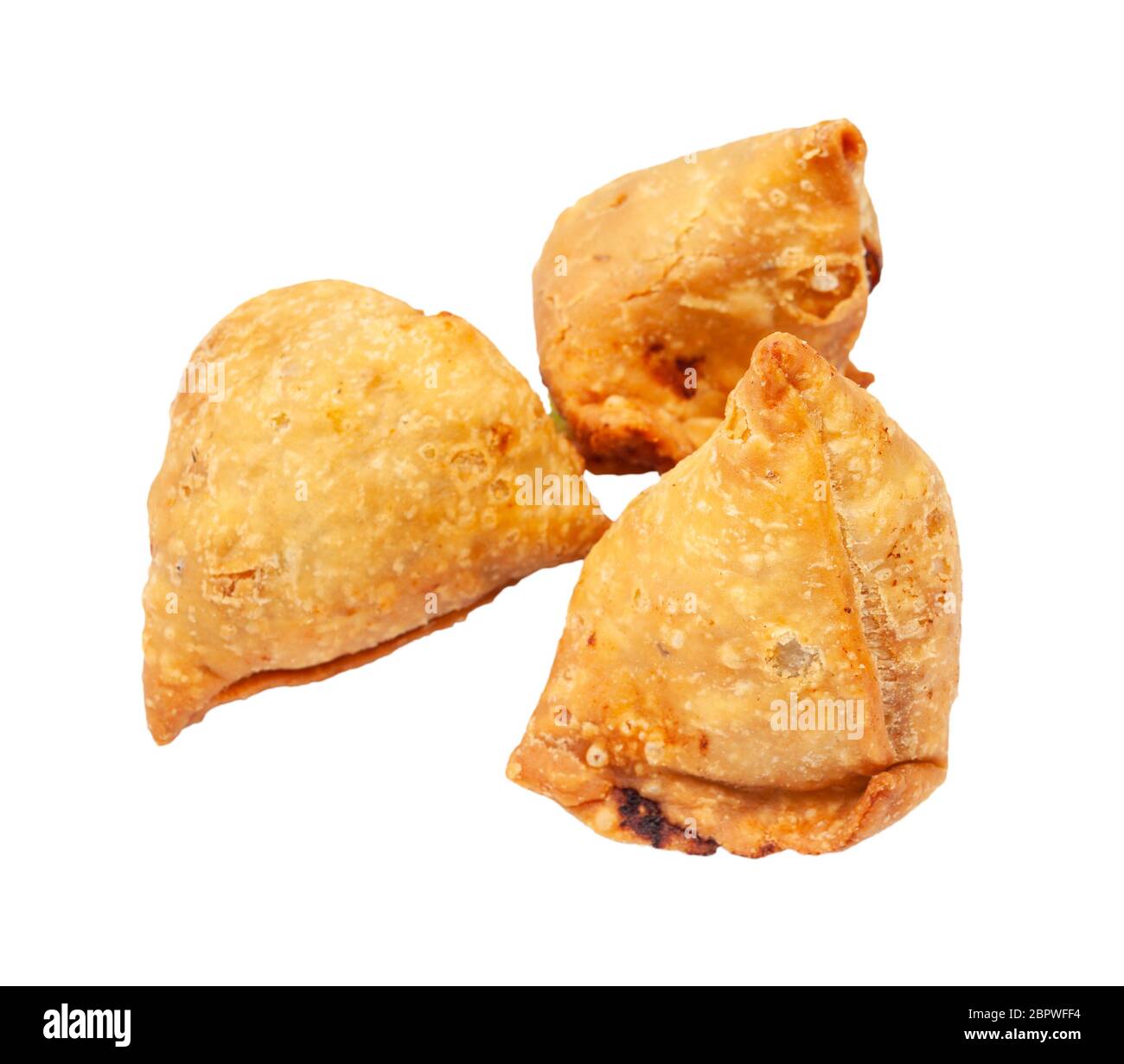 Indische Küche - drei Gemüse-Samosas (gebratenes Bohnenkraut mit Kartoffelpüree und Gemüse gefüllt) auf weißem Hintergrund isoliert Stockfoto