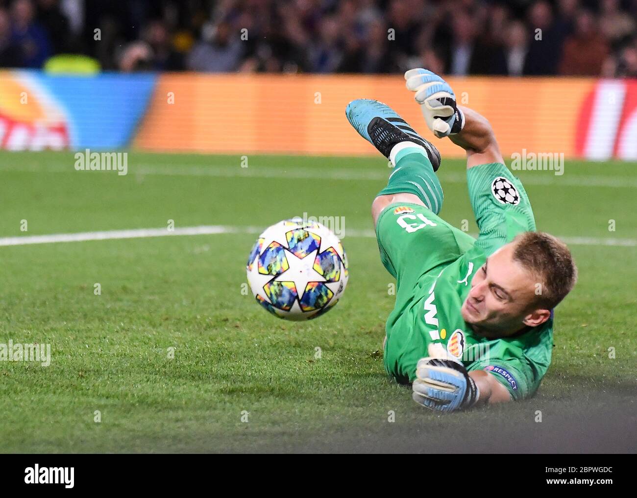 LONDON, ENGLAND - 17. SEPTEMBER 2019: Jasper Cillessen aus Valencia taucht ein, um den Ball zu retten, der während des UEFA Champions League-Spiels der Gruppe H 2019/20 zwischen Chelsea FC (England) und Valencia CF (Spanien) an der Stamford Bridge von einem Freistoß geschickt wurde. Stockfoto