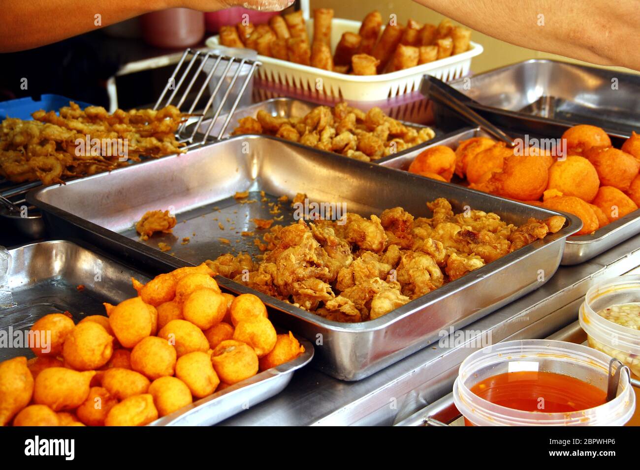 Foto sortiert frittierten Snack Lebensmittel an einem Lebensmittel-Kiosk verkauft. Stockfoto