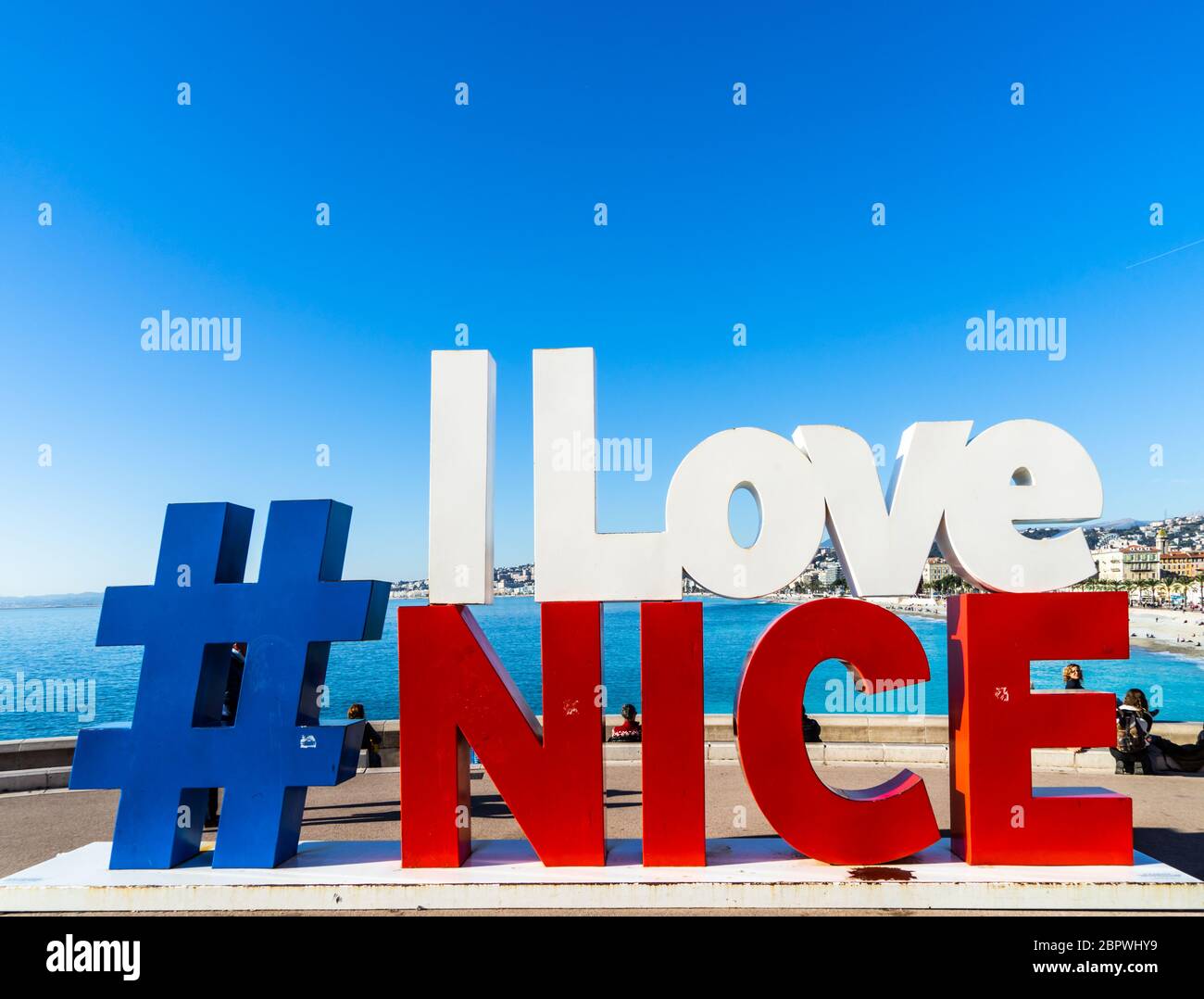 Das Schild und der Hashtag „I Love Nice“ auf der berühmten Promenade des Anglais. Nizza, Frankreich, Januar 2020 Stockfoto