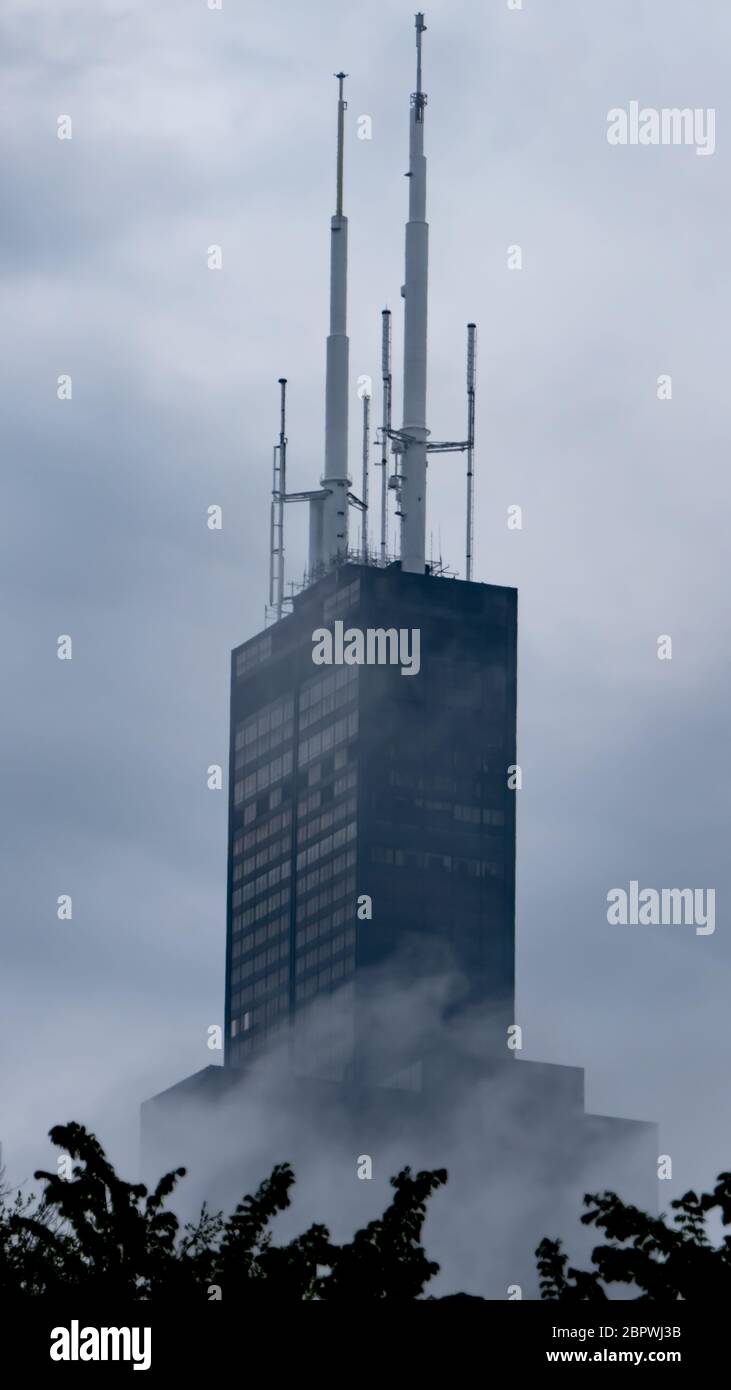 Bild der Spitze des historischen Willis Tower in Chicago, früher Sears Tower. An einem bewölkten Tag, wo das Gebäude meist in Wolken gehüllt ist, mit Stockfoto