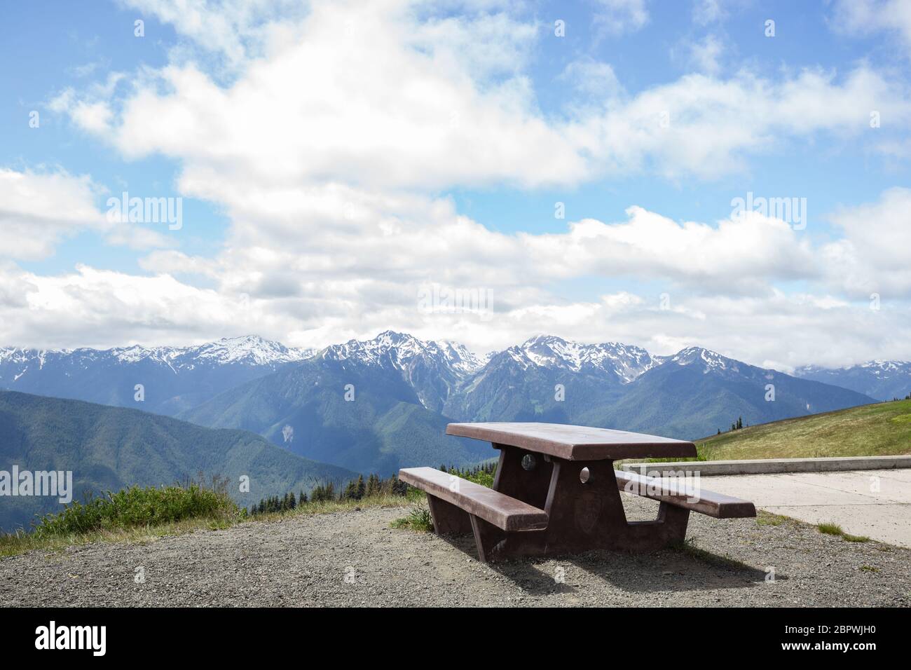 Landschaftlich schöner Picknickplatz im Olympic National Park, Washington mit Blick auf schneebedeckte Berge Stockfoto