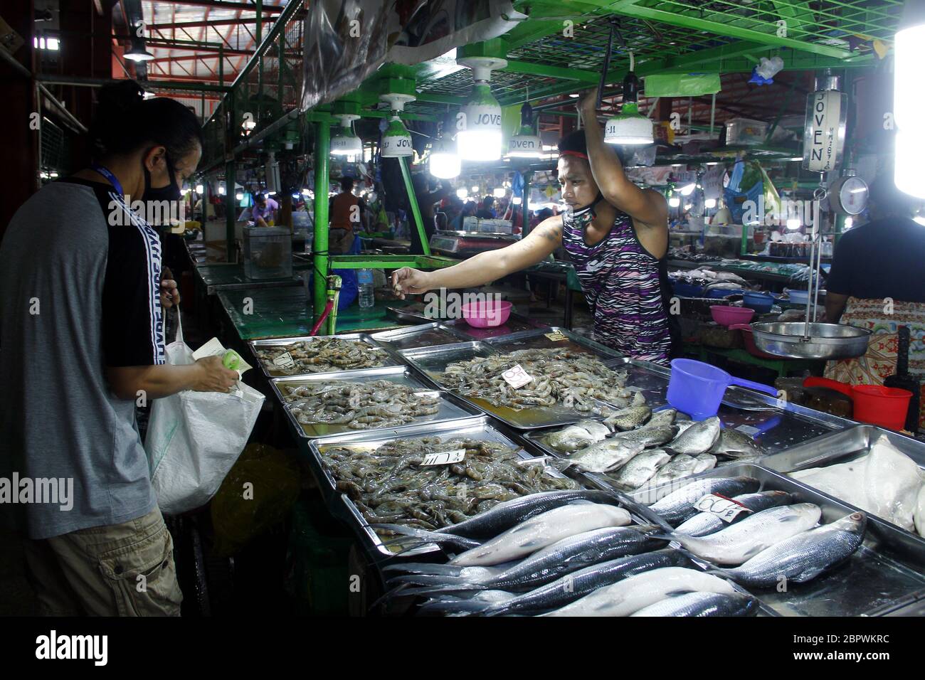 Antipolo City, Philippinen - 16. Mai 2020: Verschiedene frische Meeresfrüchte werden an einem Stand auf einem öffentlichen Markt verkauft. Stockfoto