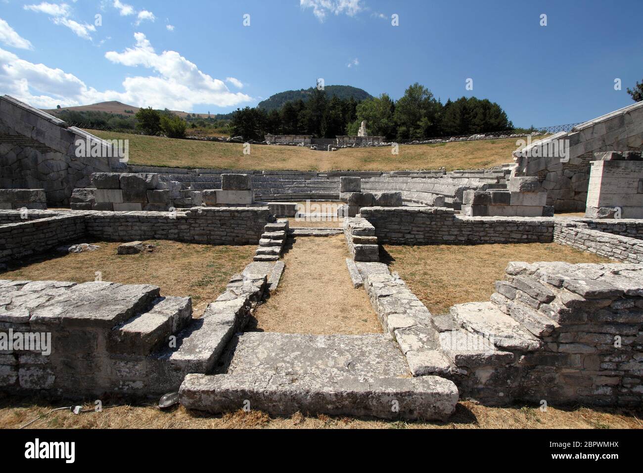 Pietrabbondante, Italien - 15. August 2017: Das Theater und der Tempel aus der Samniterzeit Stockfoto