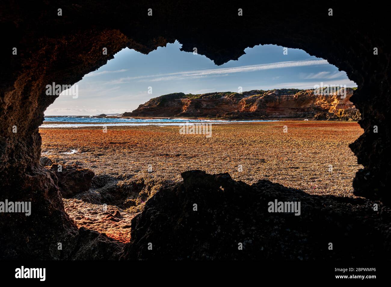 Besondere Höhlenansicht auf der zerklüfteten Küste der Mornington Peninsula. Stockfoto