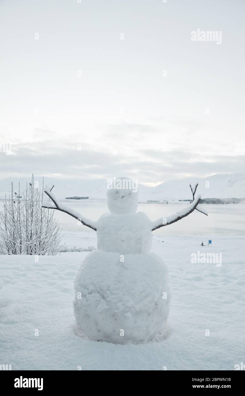 Ein fröhlicher Schneemann mit der Winterszene des Lake tekapo. Lake Tekapo ist ein unglaublicher Ort zu besuchen. Es liegt auf der Südinsel von Neuseeland. Stockfoto