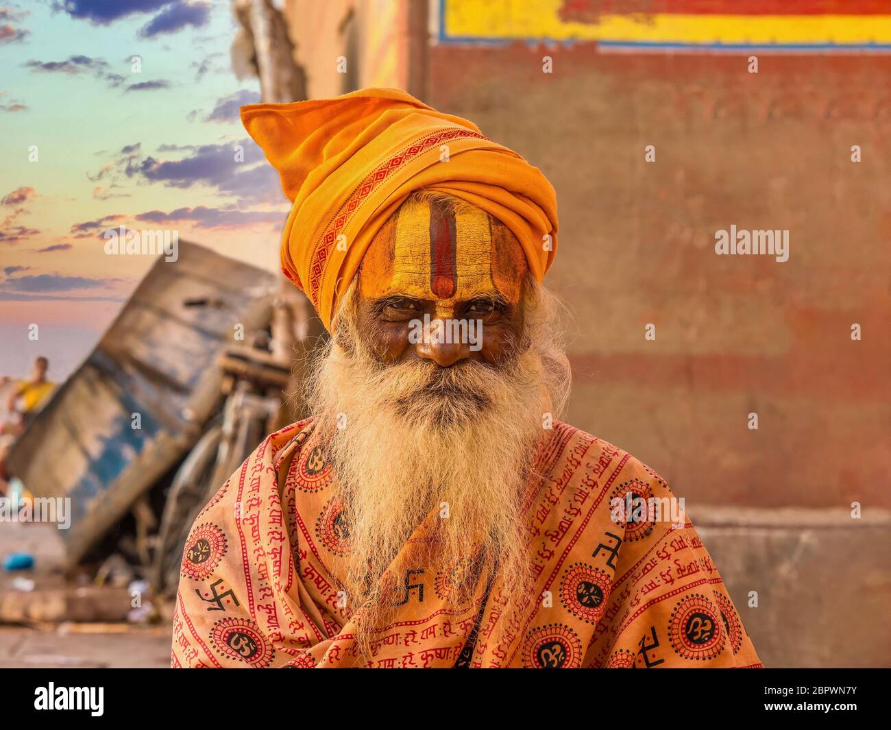Varanasi, Indien - 13. November 2015. Ian ältere indische Sadhu zeigt die symbolischen Stirnmarkierungen als Tilak bekannt, die seine Hindu-Sekte. Stockfoto