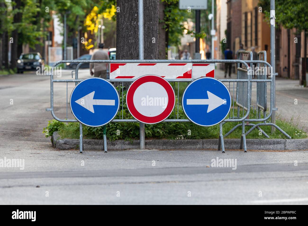 Verkehrsschilder. Abweichung auf der Route, Signalisierung eines Hindernisses und Ablenkpfeile, um es zu vermeiden. Pfeil rechts und links entlang der Straße. Stockfoto