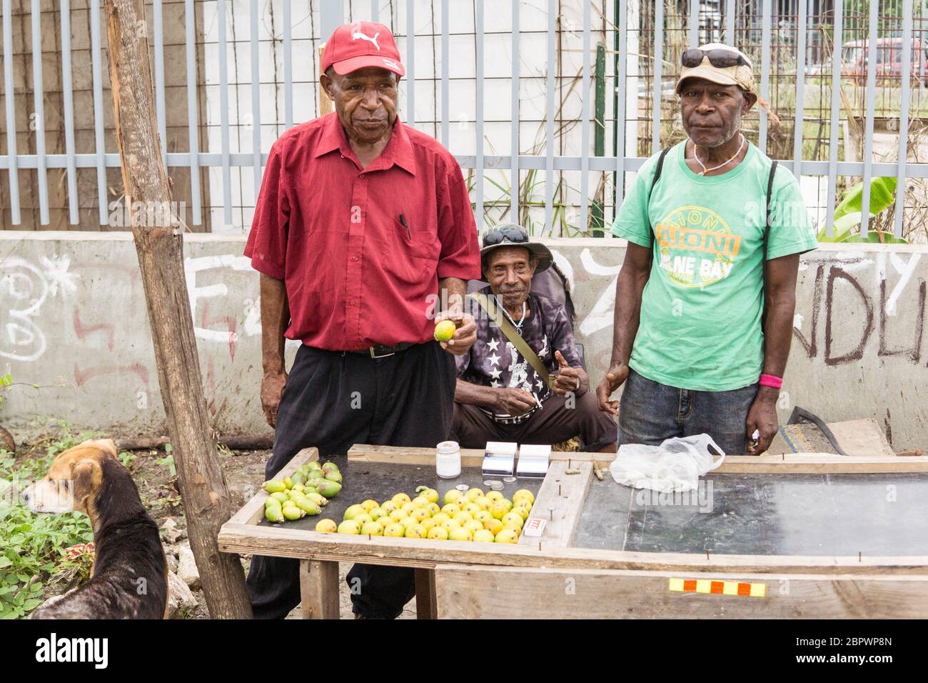 Port Moresby / Papua-Neuguinea: Männer, die Betelnüsse, Areca-Nüsse, an einem Straßenstand außerhalb von Port Moresby verkaufen und konsumieren Stockfoto