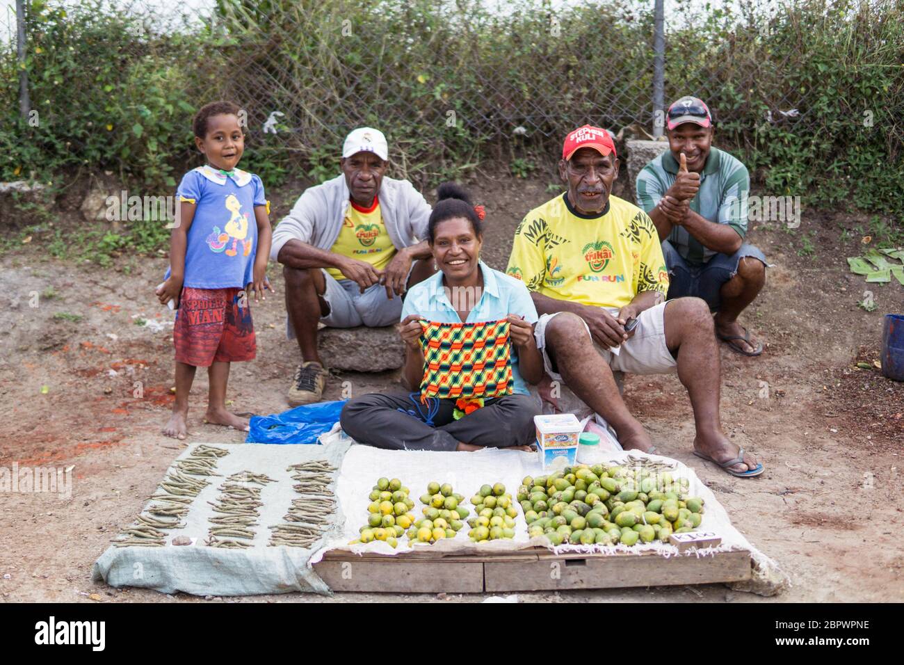 Port Moresby / Papua-Neuguinea: Frau, die Betelnüsse (Araca-Nüsse) verkauft, umgeben von Männern an einem Straßenstand außerhalb von Port Moresby Stockfoto