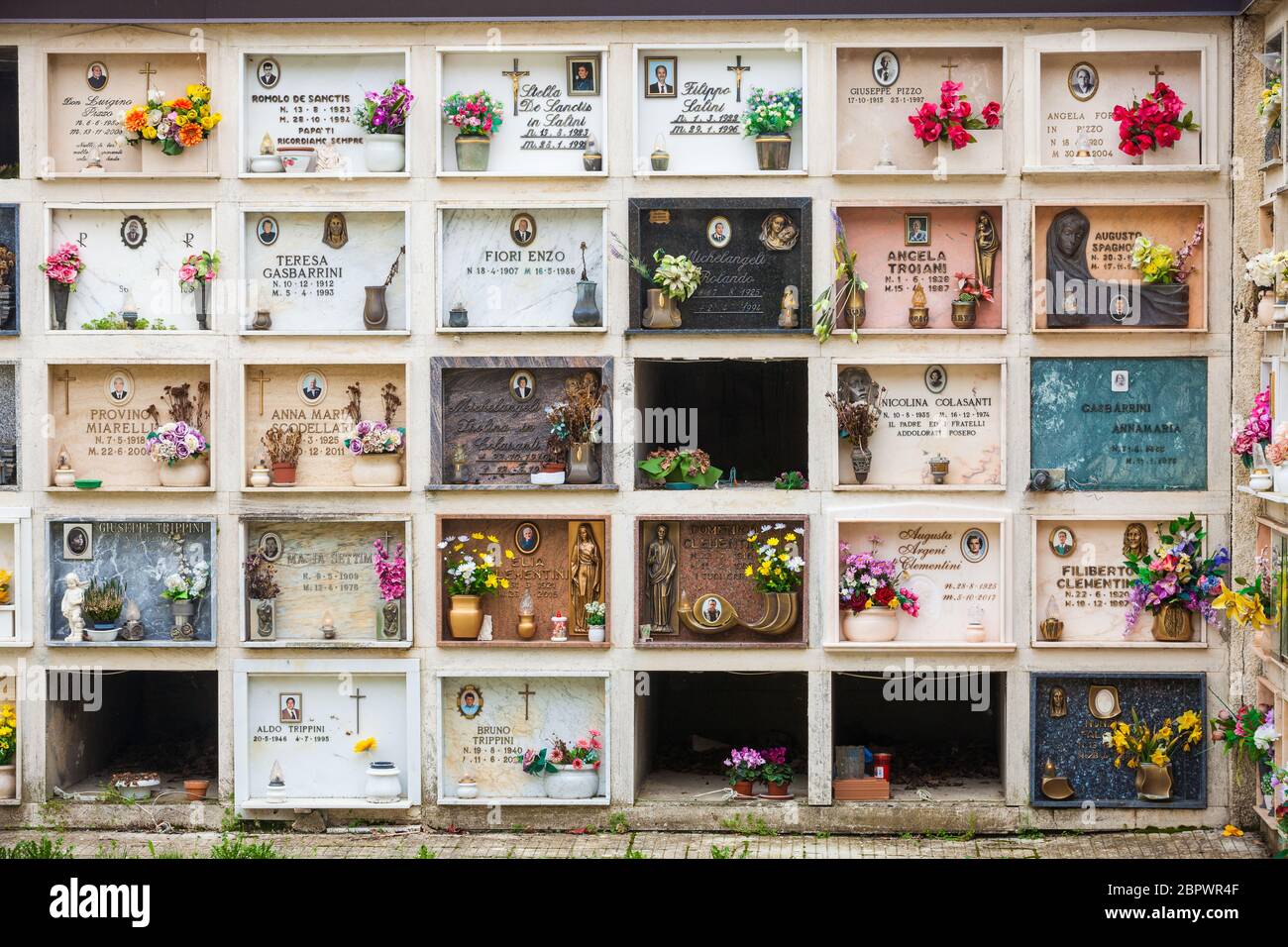 Petrella Salto, Italien. 15. April 2018: Christlicher Religionsfriedhof in der Gemeinde Petrella Salto in der Provinz Rieti, Italien. Wand mit ma Stockfoto