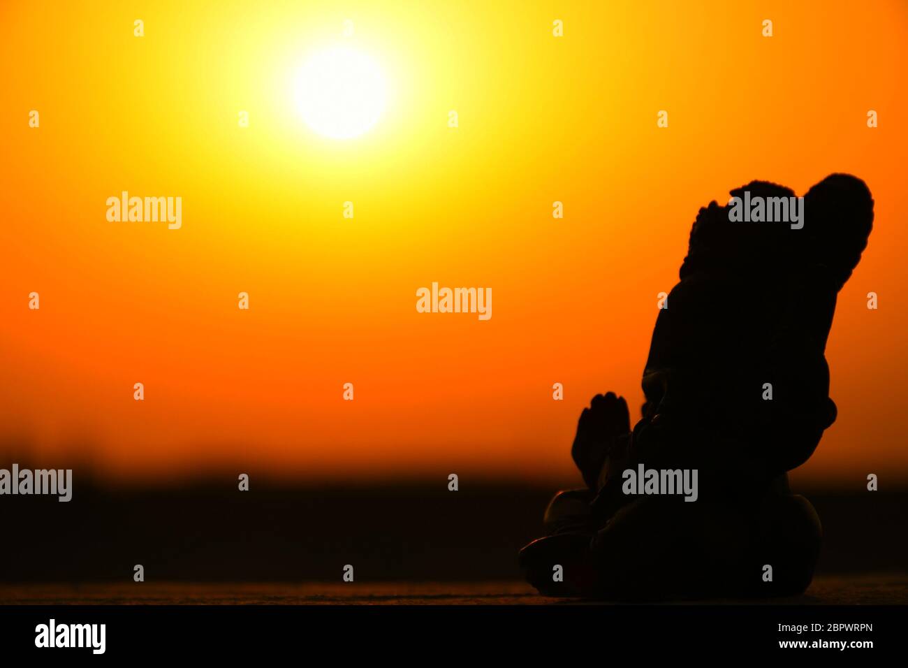 Statue von Ganesha, Statue von Shree Ganesha, Schatten der Statue, Herr Ganesha, Hindu Religion Gott, Natur, Himmel, Ganesha Chaturthi, Ganesha Visharjan Stockfoto