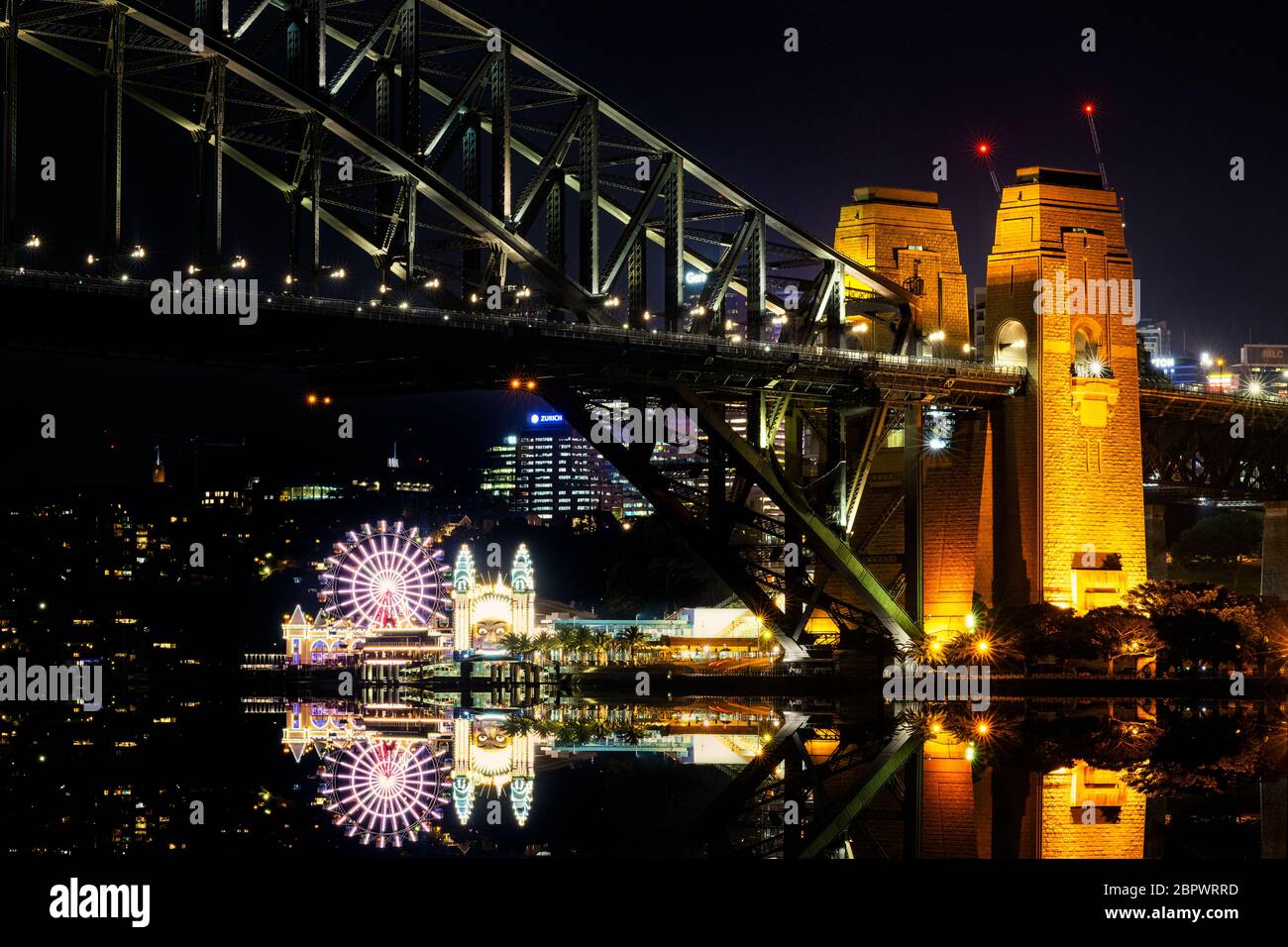 Sydney Harbour Bridge und Luna Park bei Nacht. Stockfoto