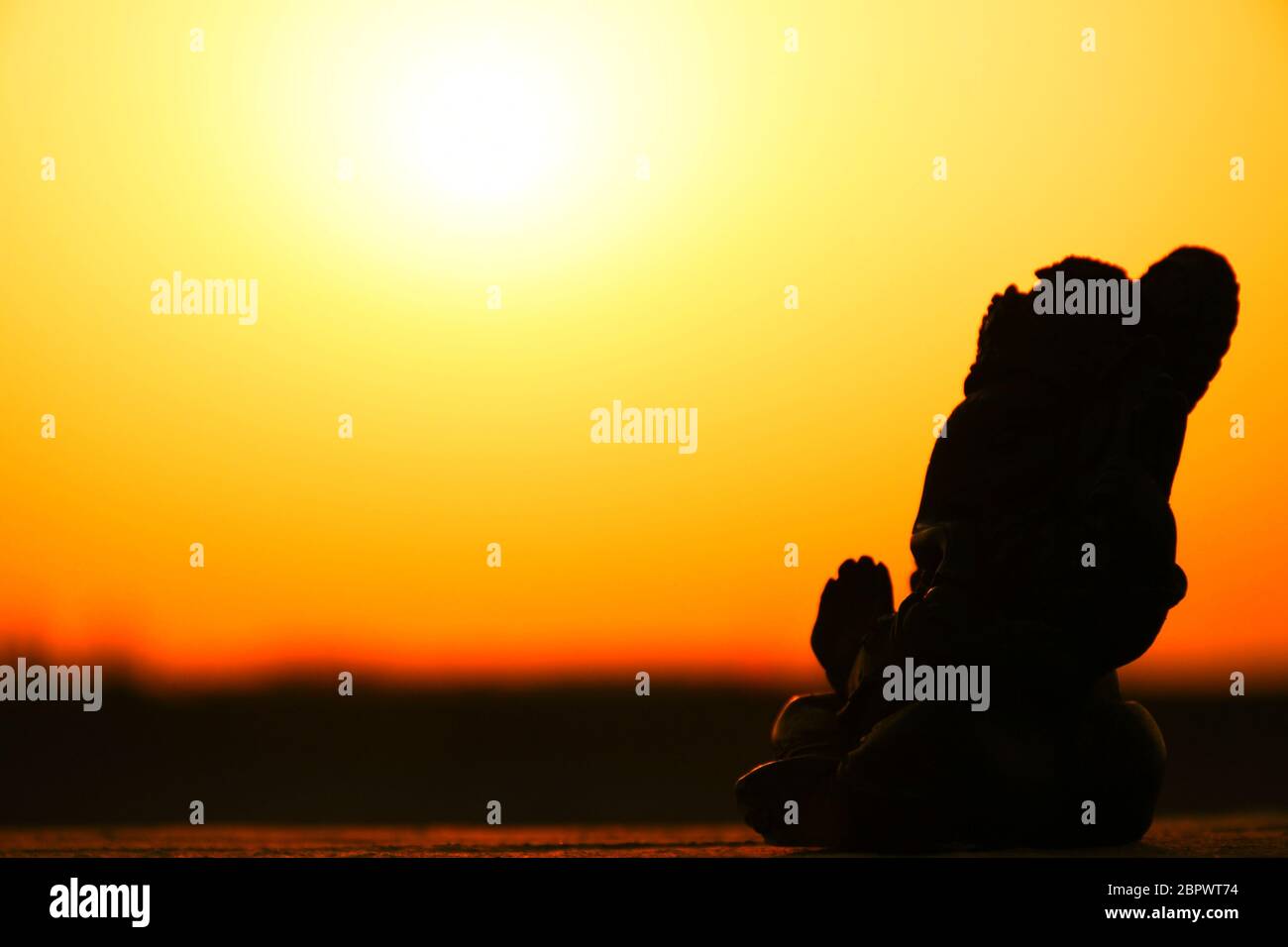 Statue von Ganesha, Statue von Shree Ganesha, Schatten der Statue, Herr Ganesha, Hindu Religion Gott, Natur, Himmel, Ganesha Chaturthi, Ganesha Visharjan Stockfoto