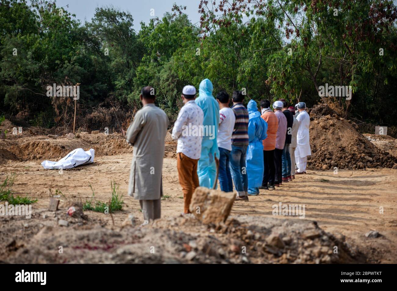 Verwandte, die ihr letztes Gebet auf einem Friedhof anboten, als das Land am 13. Mai 2020 in Neu-Delhi, Indien, seine Sperrbeschränkung lockert. Fotograf: Kuldeep Singh Rohilla Stockfoto