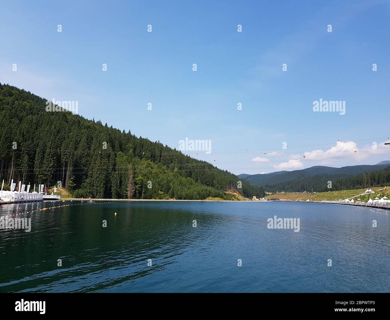 Historischer See in den Karpaten, Jugendsee in Bukovel. Ukraine. Stockfoto