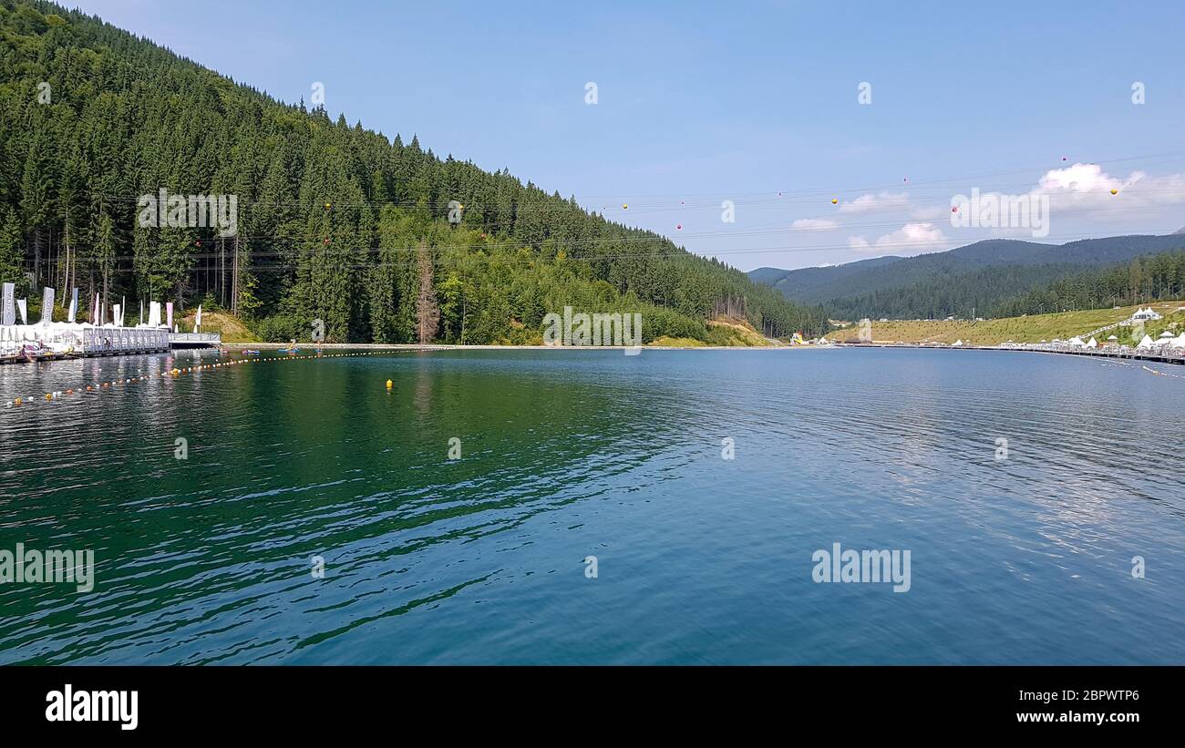 Historischer See in den Karpaten, Jugendsee in Bukovel. Ukraine. Stockfoto