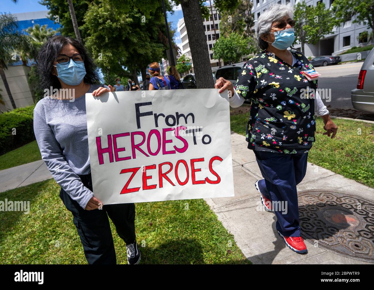 Burbank, USA. Mai 2020. Die Beschäftigten des Gesundheitswesens protestieren gegen Unterbesetzung und unzureichende persönliche Schutzausrüstung für Ärzte und Krankenschwestern, die COVID 19 Patienten behandeln. Burbank, Kalifornien, am 19. Mai 2020. Der Protest fand außerhalb des medizinischen Zentrums von Saint Joseph statt. Die Organisatoren sagten, dass die unzureichenden COVID 19-Protokolle des Krankenhauses ihr Leben gefährden. (Foto von Ronen Tivony/Sipa USA) *** Bitte verwenden Sie das Guthaben aus dem Feld Guthaben *** Quelle: SIPA USA/Alamy Live News Stockfoto