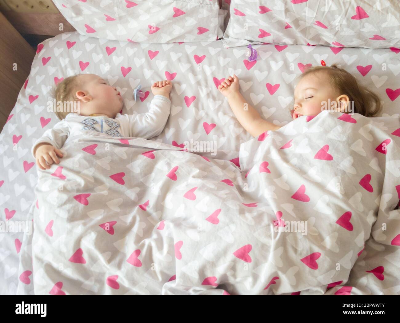 Sehr schöner Bruder und Schwester, die zu Hause im Bett schlafen. Konzept von Bruder und Schwester zusammen für immer Stockfoto