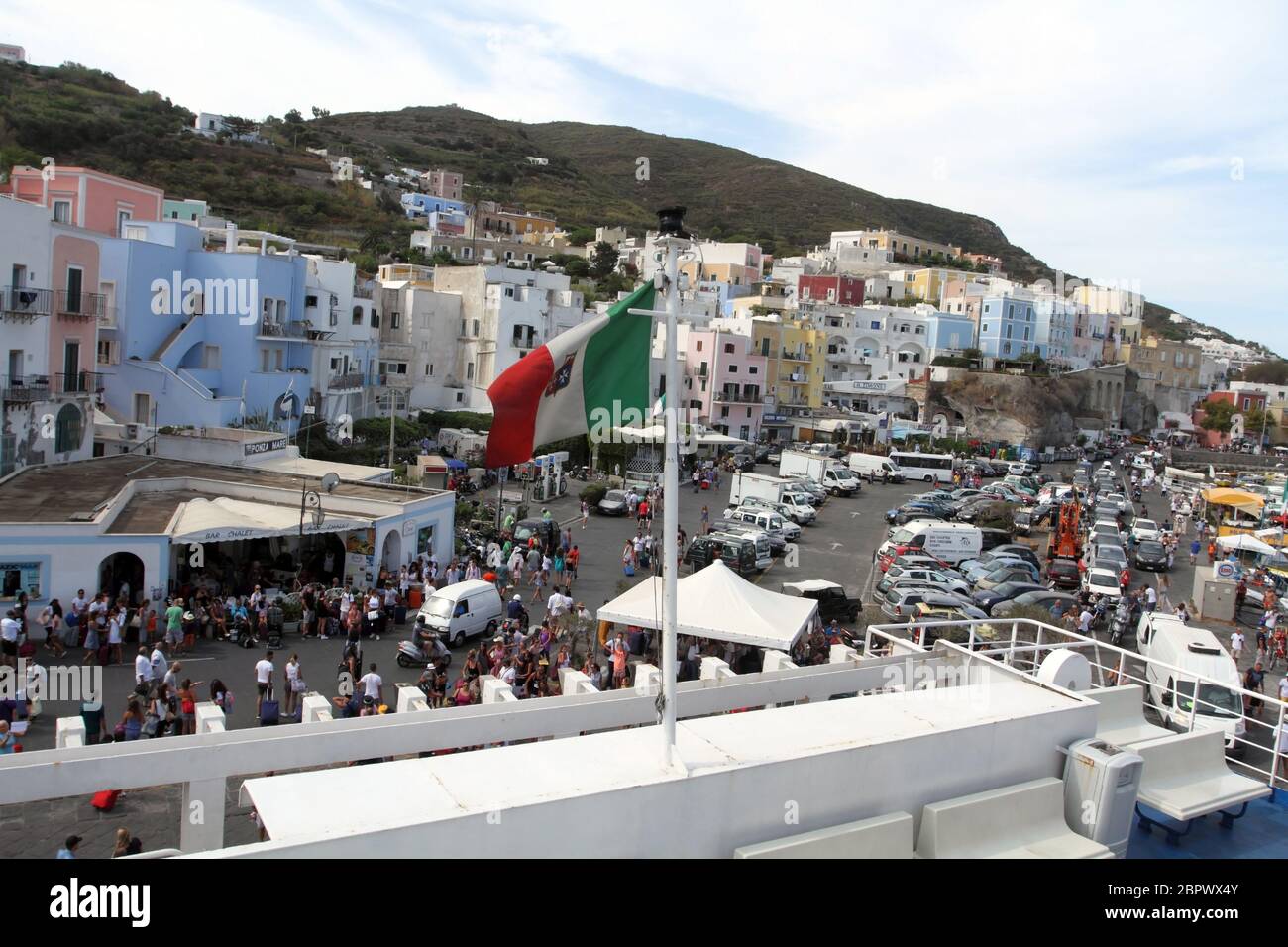 Ponza, Italien - 20. August 2017: Der Hafen von Ponza von der Fähre aus gesehen Stockfoto